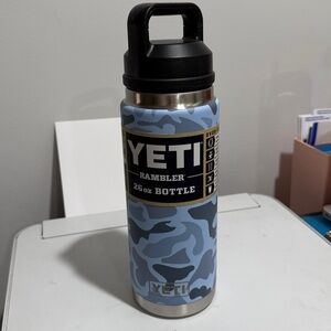 26oz blue camo color yeti rambler bottle with chug cap